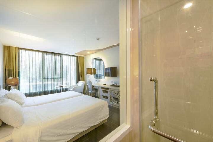Room 32 of 81