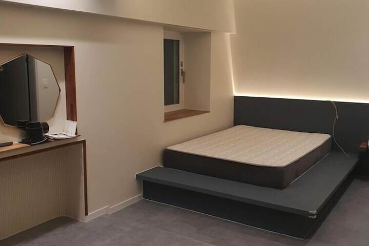 Room 11 of 28