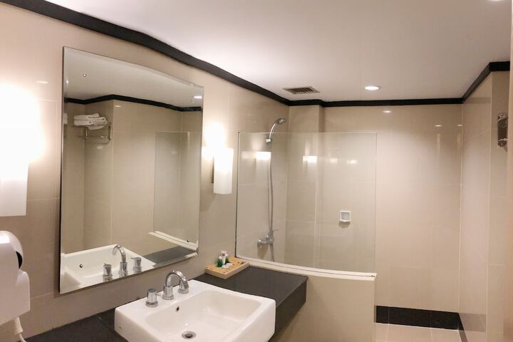 Room 12 of 42