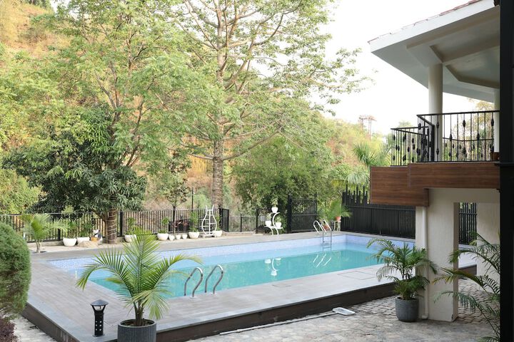 Pool 9 of 15