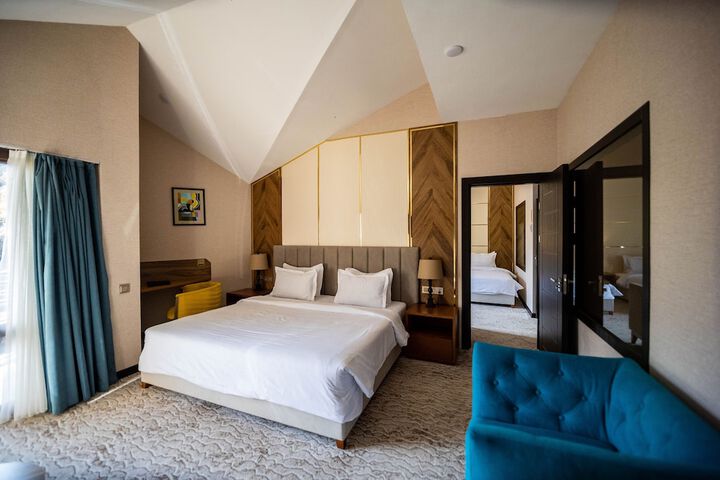 Room 10 of 83
