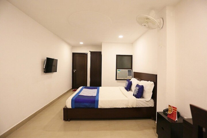 Room 7 of 18