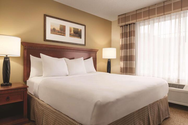 1 Queen Bed Accessible (3 of 6)
