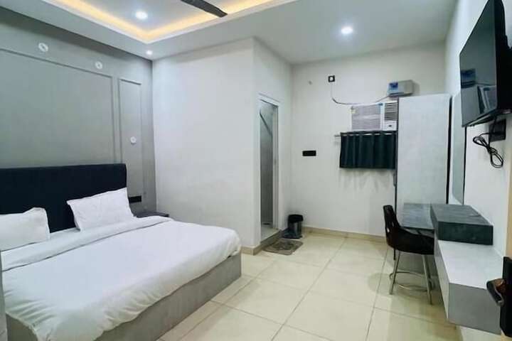 Room 3 of 8