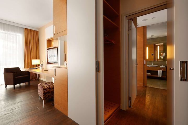 Room 33 of 194