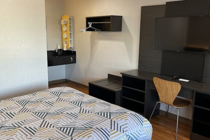 1 Queen Bed (5 of 17)