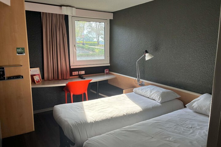 Room 27 of 54