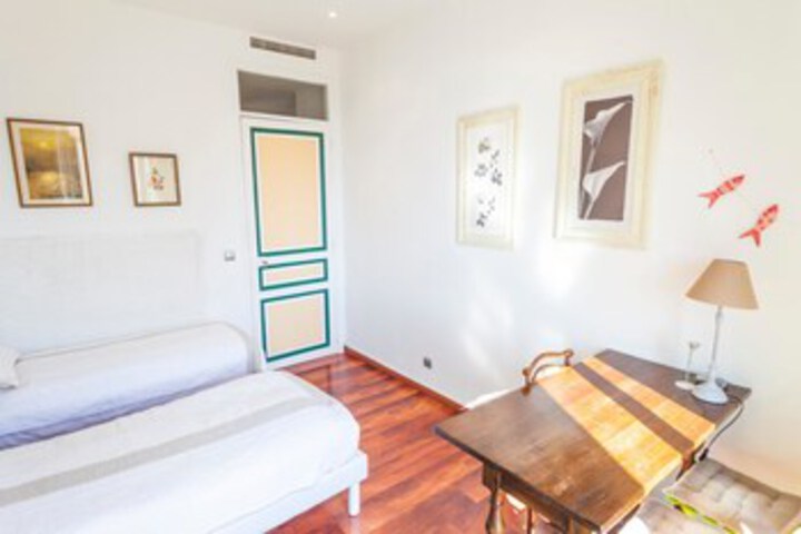 Room 10 of 26