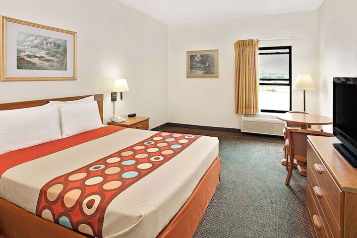 1 Queen Bed (4 of 12)