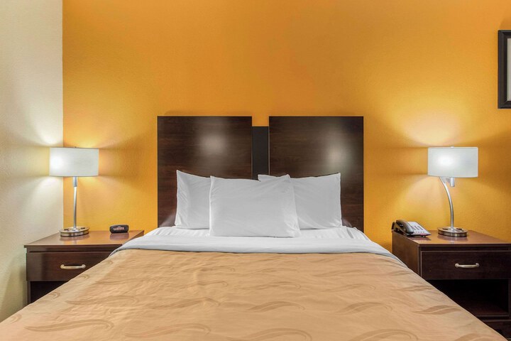 1 Queen Bed (1 of 16)