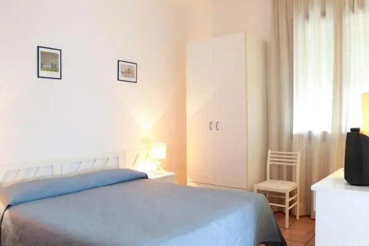 Room 2 of 10