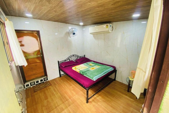 Room 11 of 32