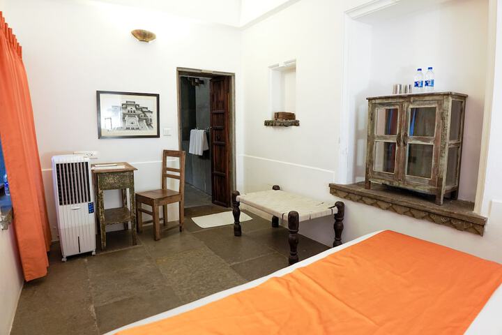 Room 8 of 83