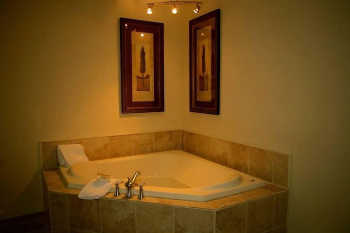 1 Bedroom Romantic Queen Bed Jetted Tub (6 of 6)