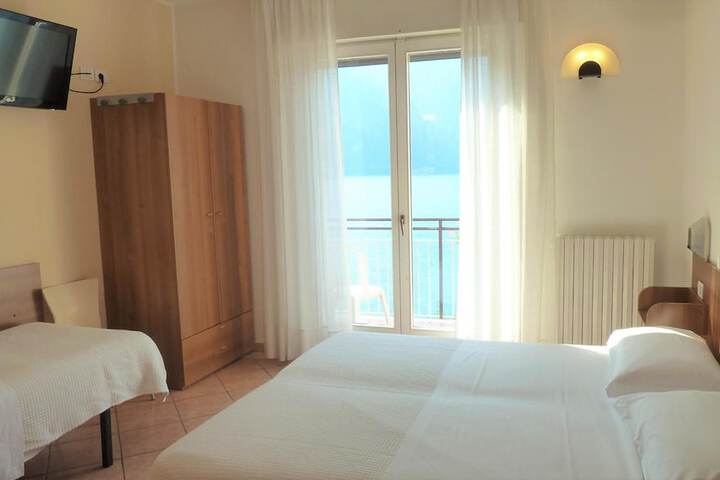 Room 6 of 34