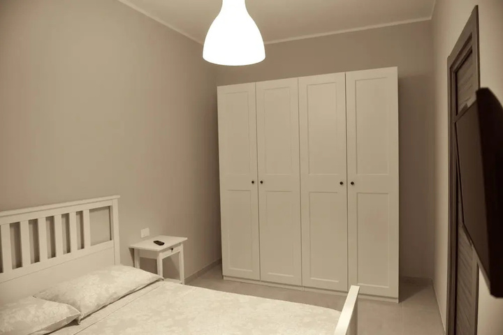 Room 2 of 10