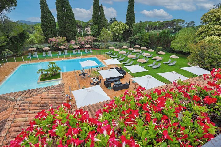 Hotel with Pool
