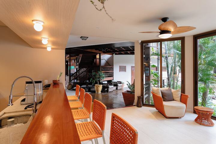 Lounge 46 of 54