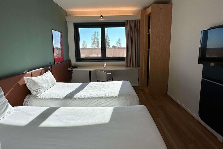 Room 52 of 85
