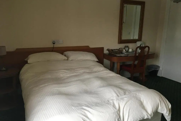 Room 6 of 12