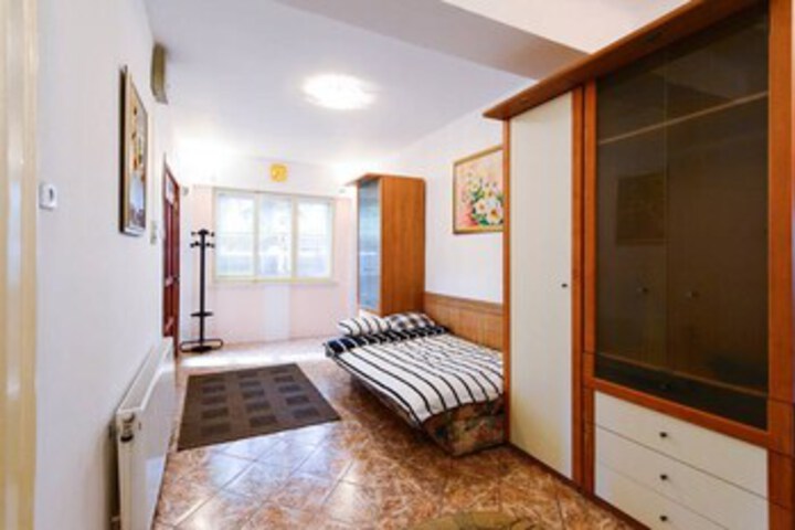 Room 5 of 17