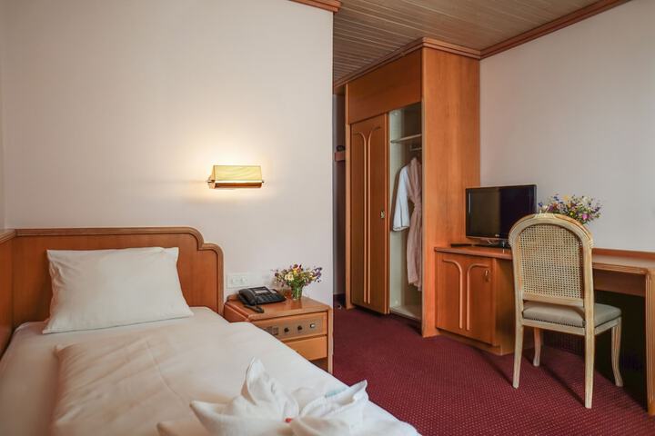 Room 12 of 72