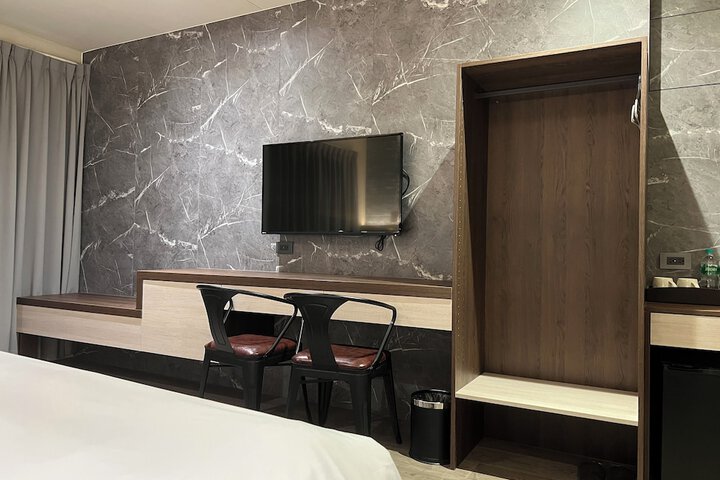 Room 32 of 49