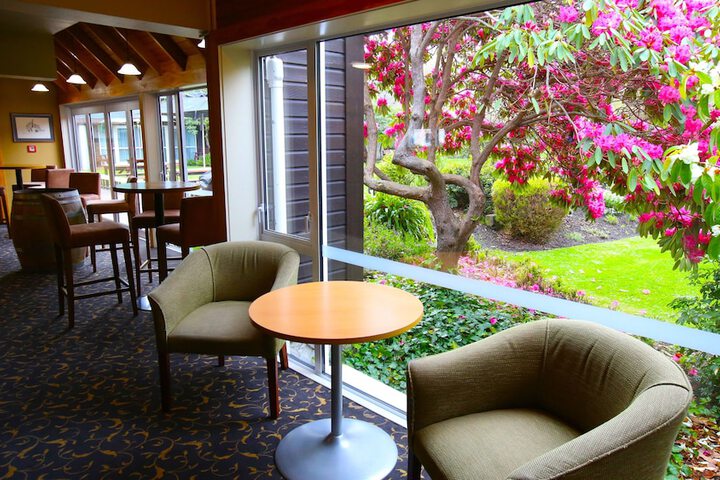 Lounge 37 of 54