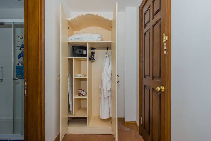 Room 19 of 102