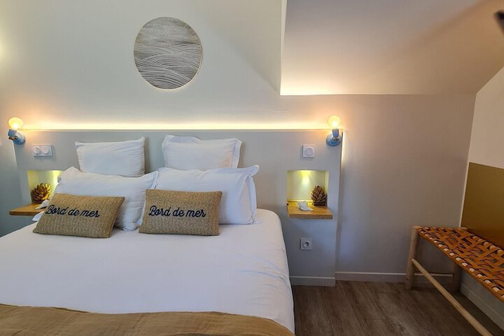 Room 33 of 210