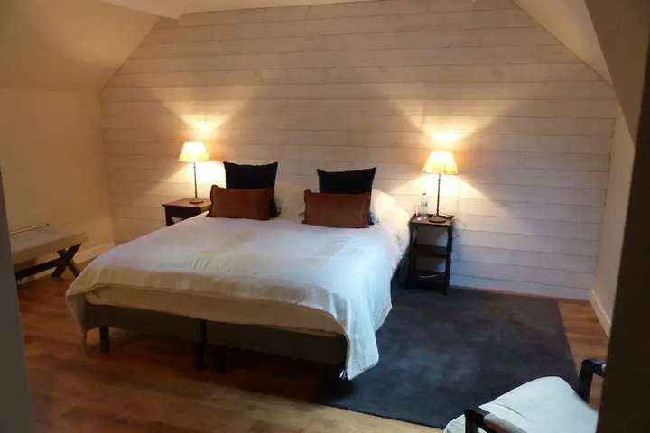 Room 2 of 9