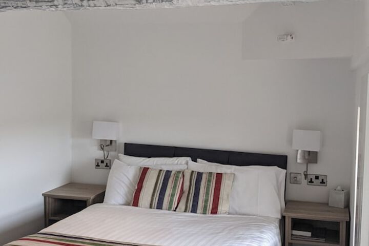 Room 3 of 28