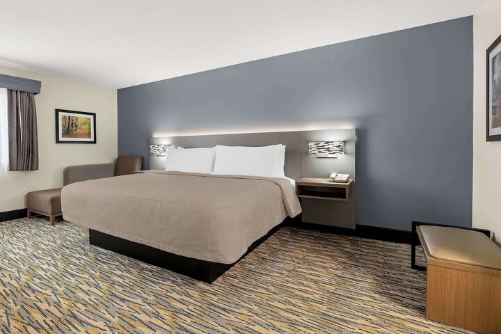 1 King Accessible Bathtub First Floor Microwave, Refrigerator WiFi Continental Breakfast (7 of 23)