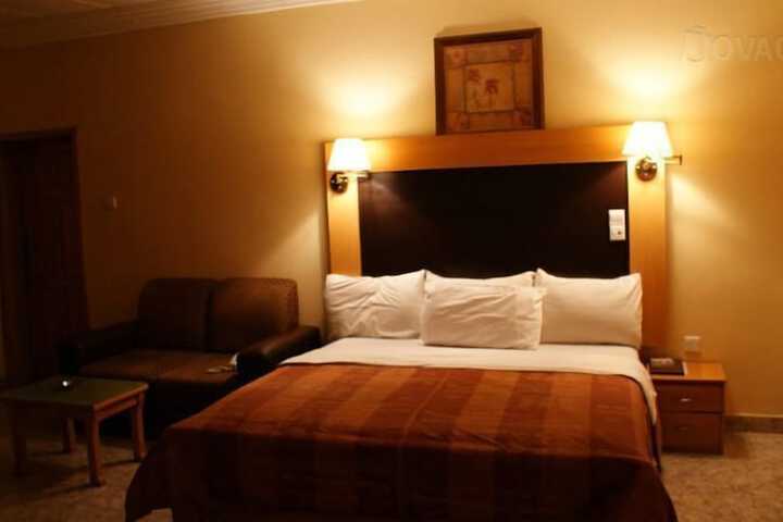 Room 4 of 8