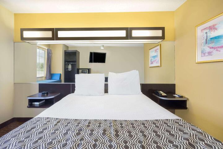 1 Queen Bed Accessible Room (13 of 17)