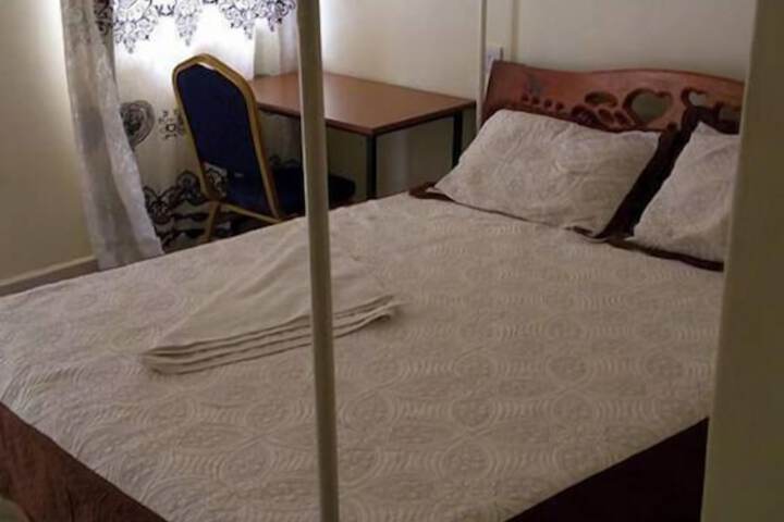 Room 10 of 28