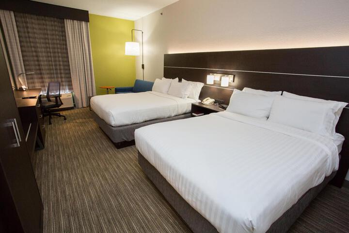 2 Queen Beds (6 of 17)