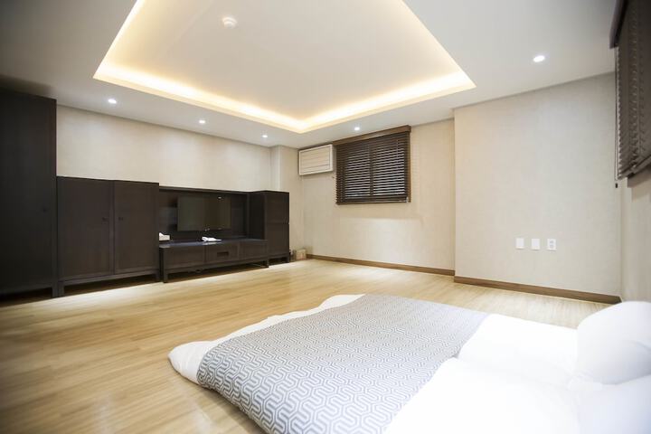 Room 5 of 119