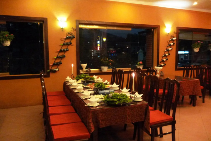Dining 5 of 13