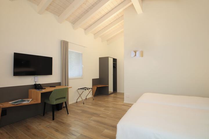 Room 15 of 46