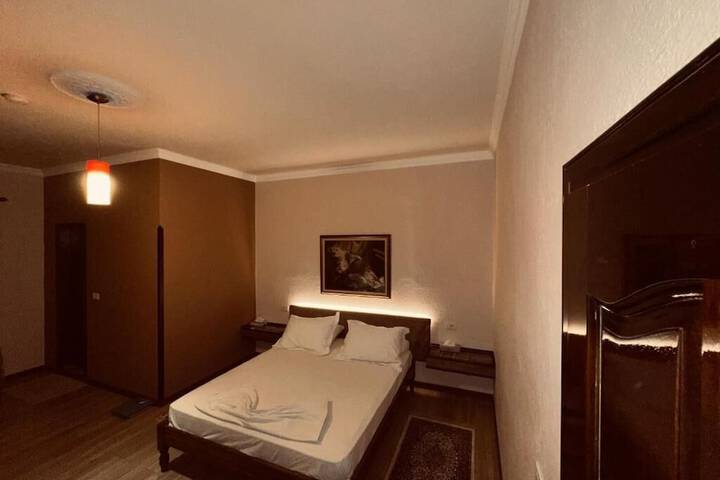 Room 8 of 28