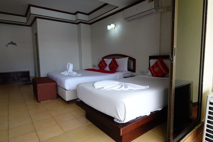 Room 27 of 78