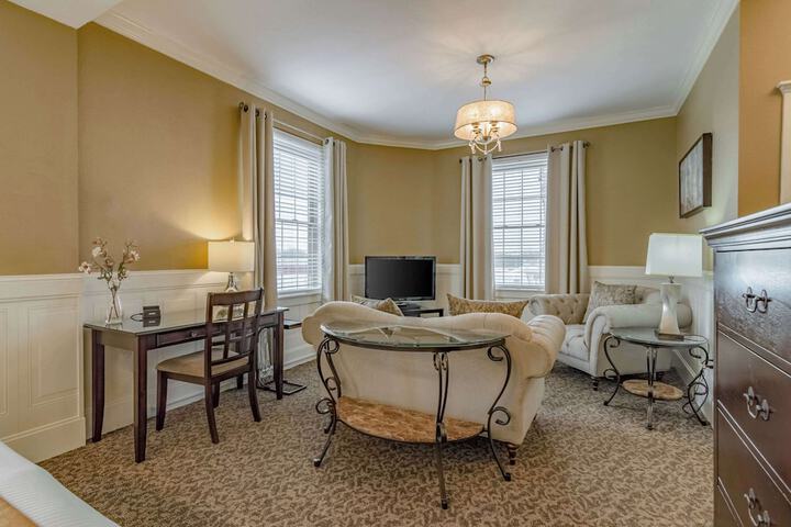 1 King Bed Suite (1 of 15)