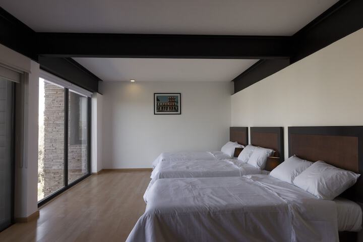 Room 35 of 148