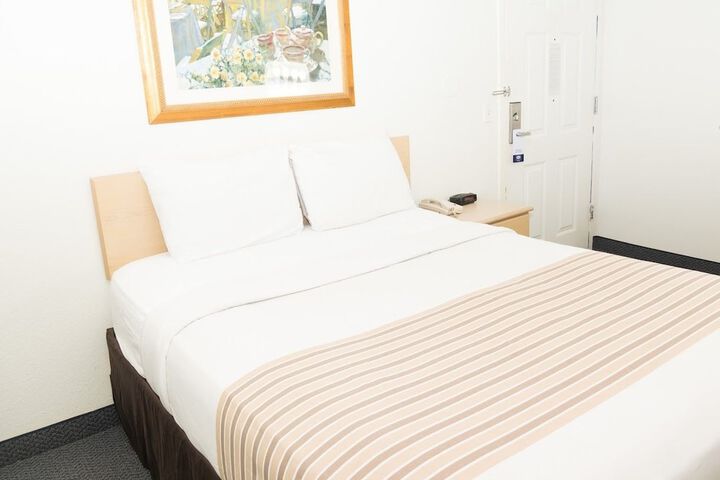 1 Queen Bed (14 of 15)