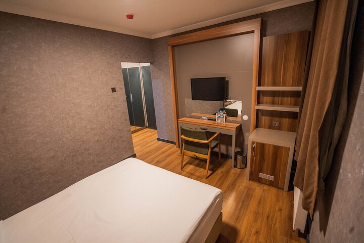 Room 6 of 34