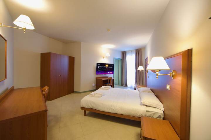 Room 6 of 28