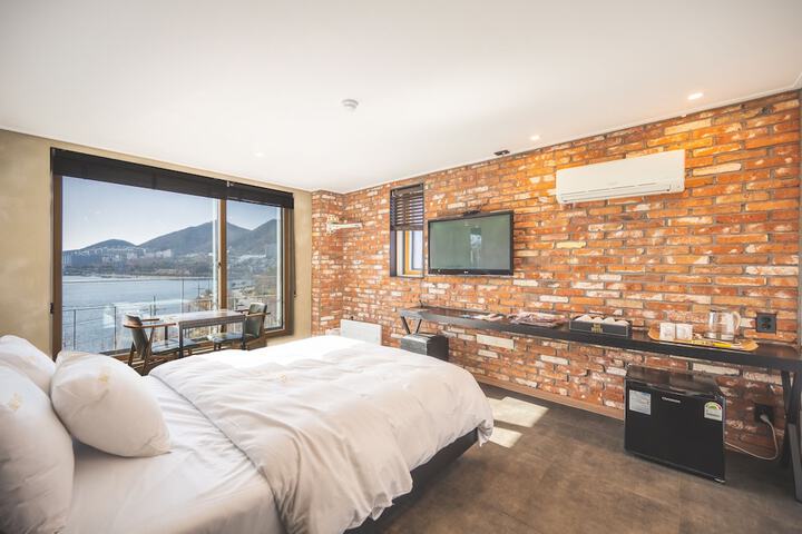 Room 4 of 53