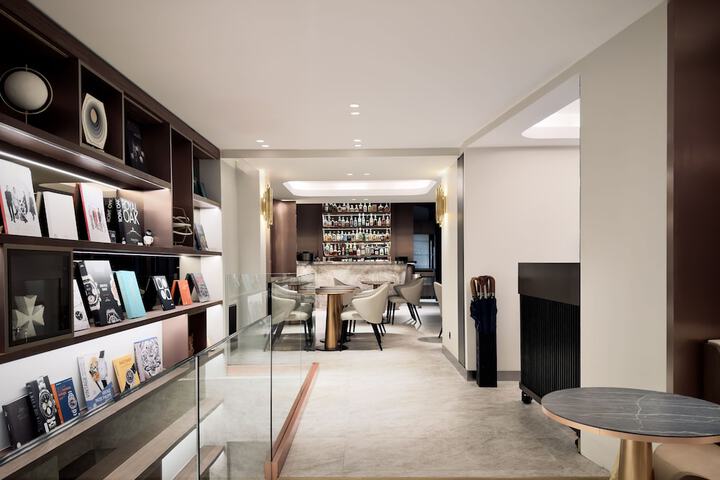 Lounge 36 of 50