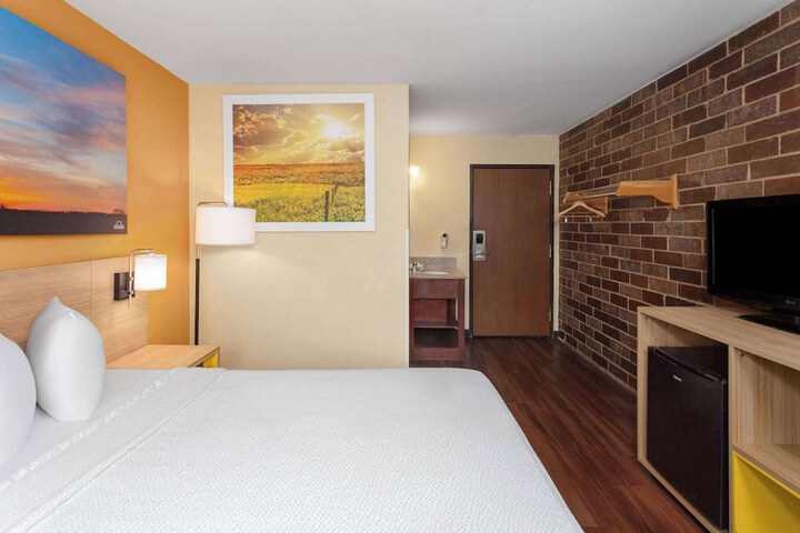 1 King Bed (4 of 11)